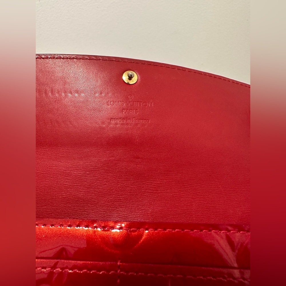 Red LV Vernis Sarah Wallet - Picture 7 of 13